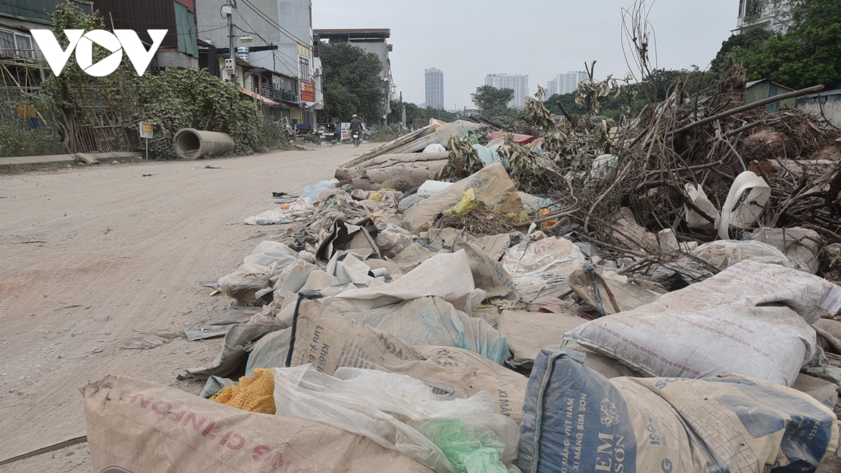 Hà Nội: Đoạn vành đai 2,5 Đầm Hồng dừng thi công bị biến thành nơi đổ phế thải